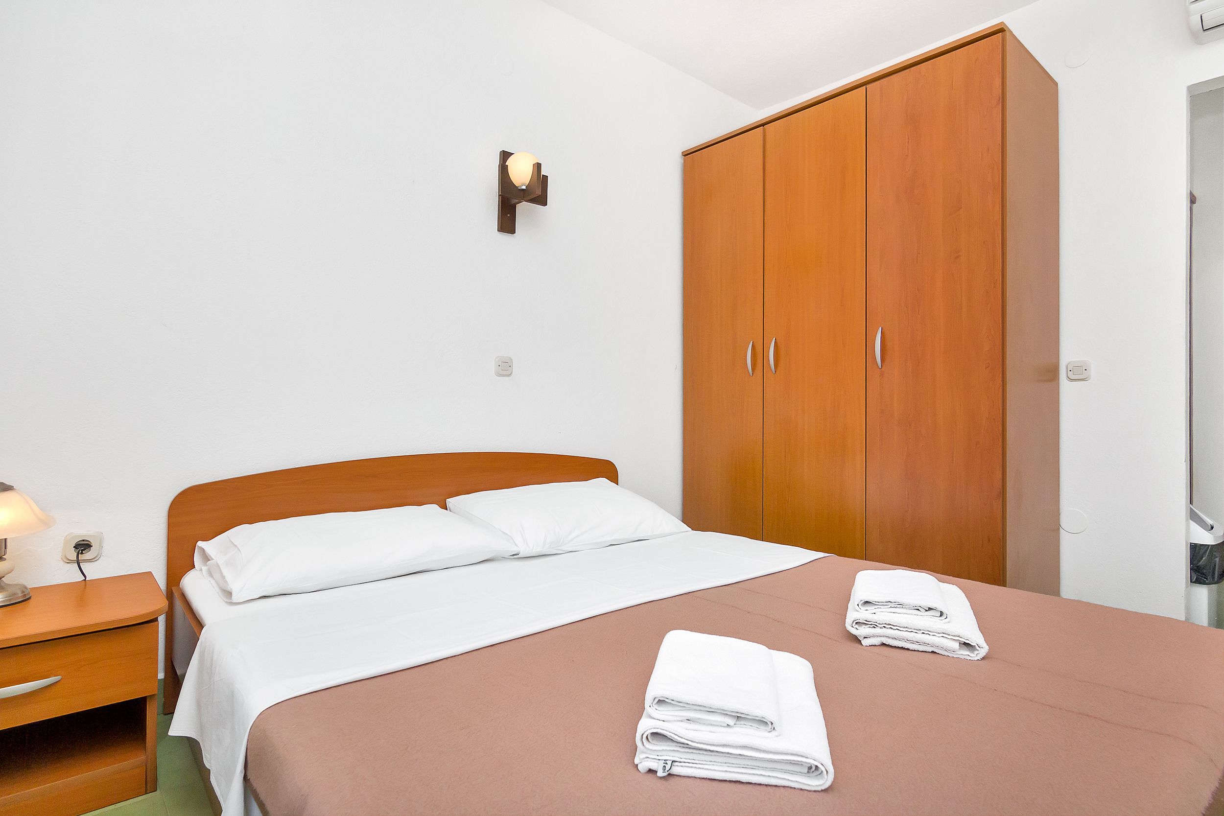 Apartment and Rooms Nikola 38301-A6