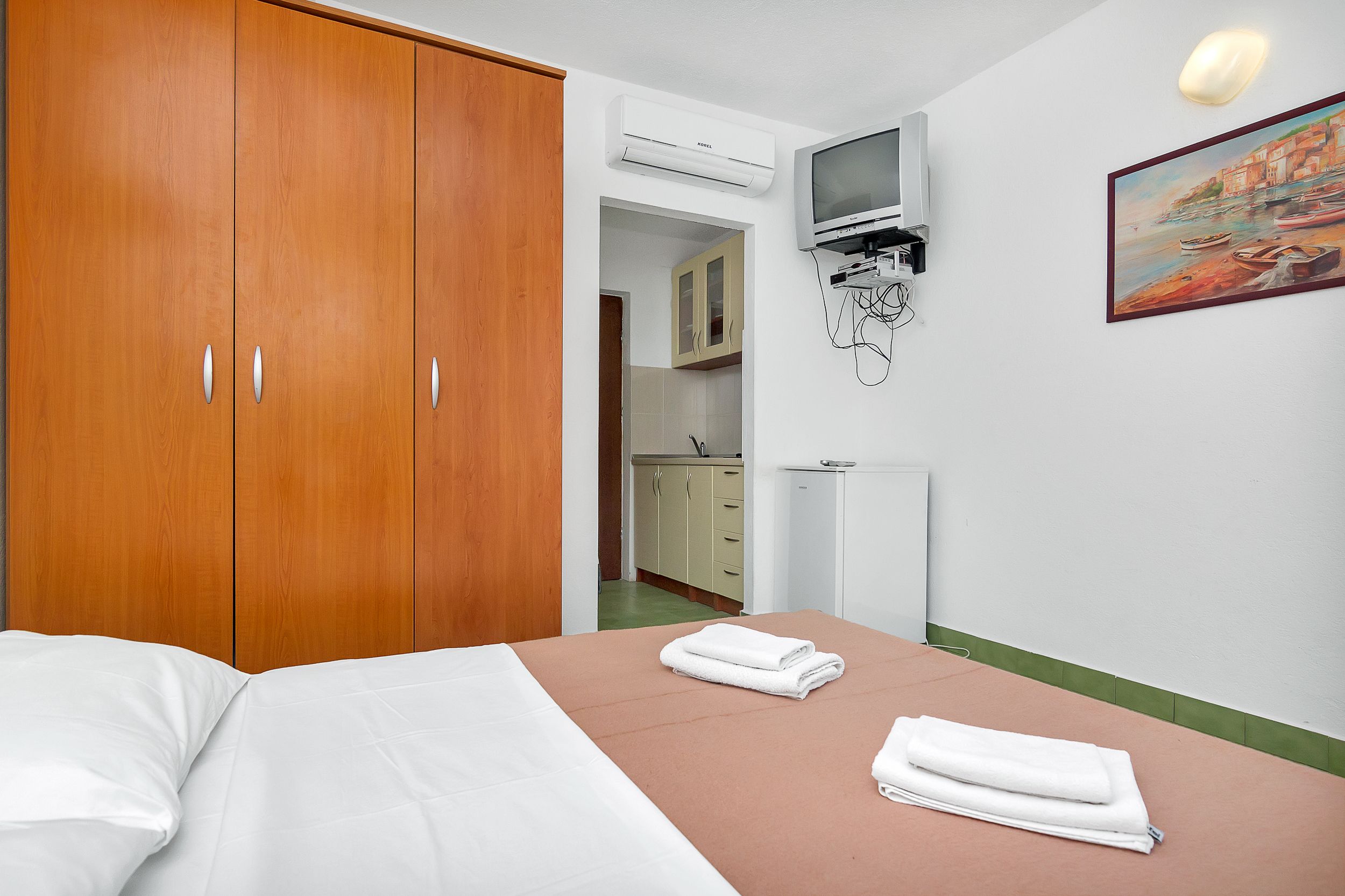 Apartment and Rooms Nikola 38301-A6