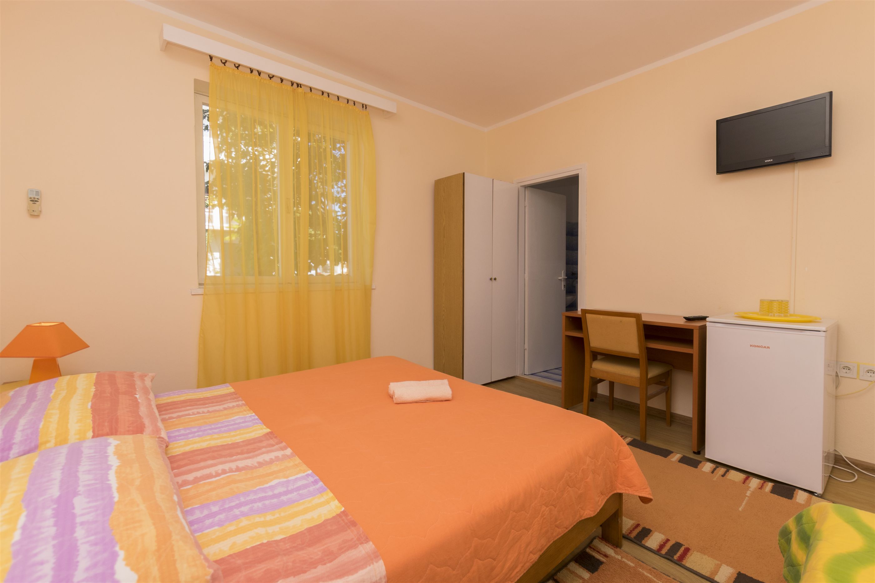 Apartment and Room Ivica 29951-S2