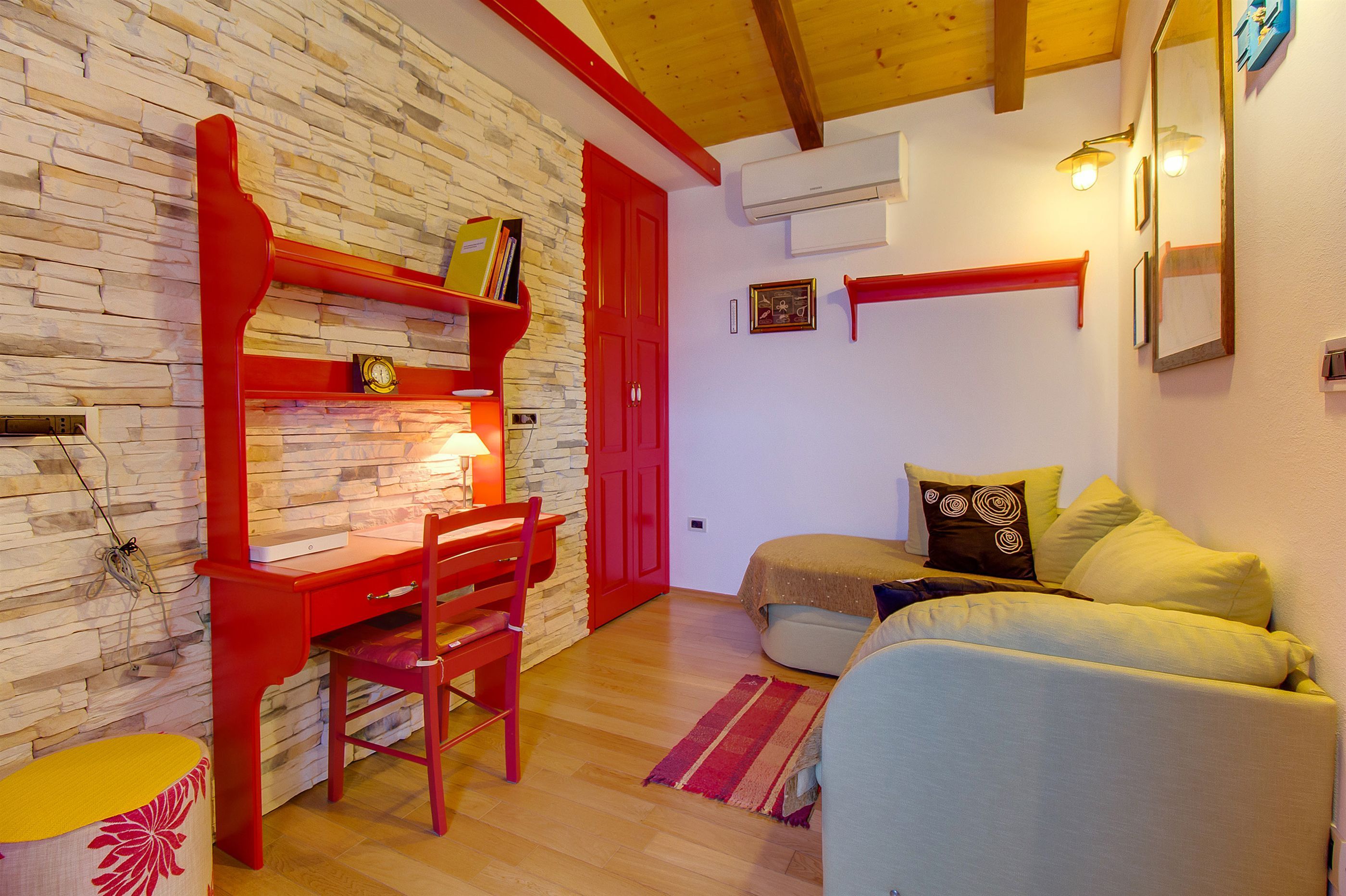 House Nevenka 66992-K1
