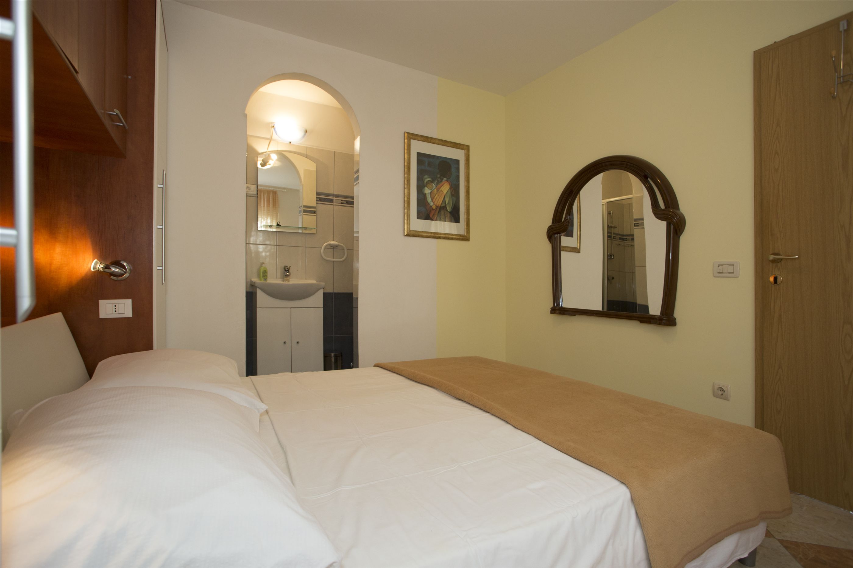 Apartments Gudelj 48101-A1