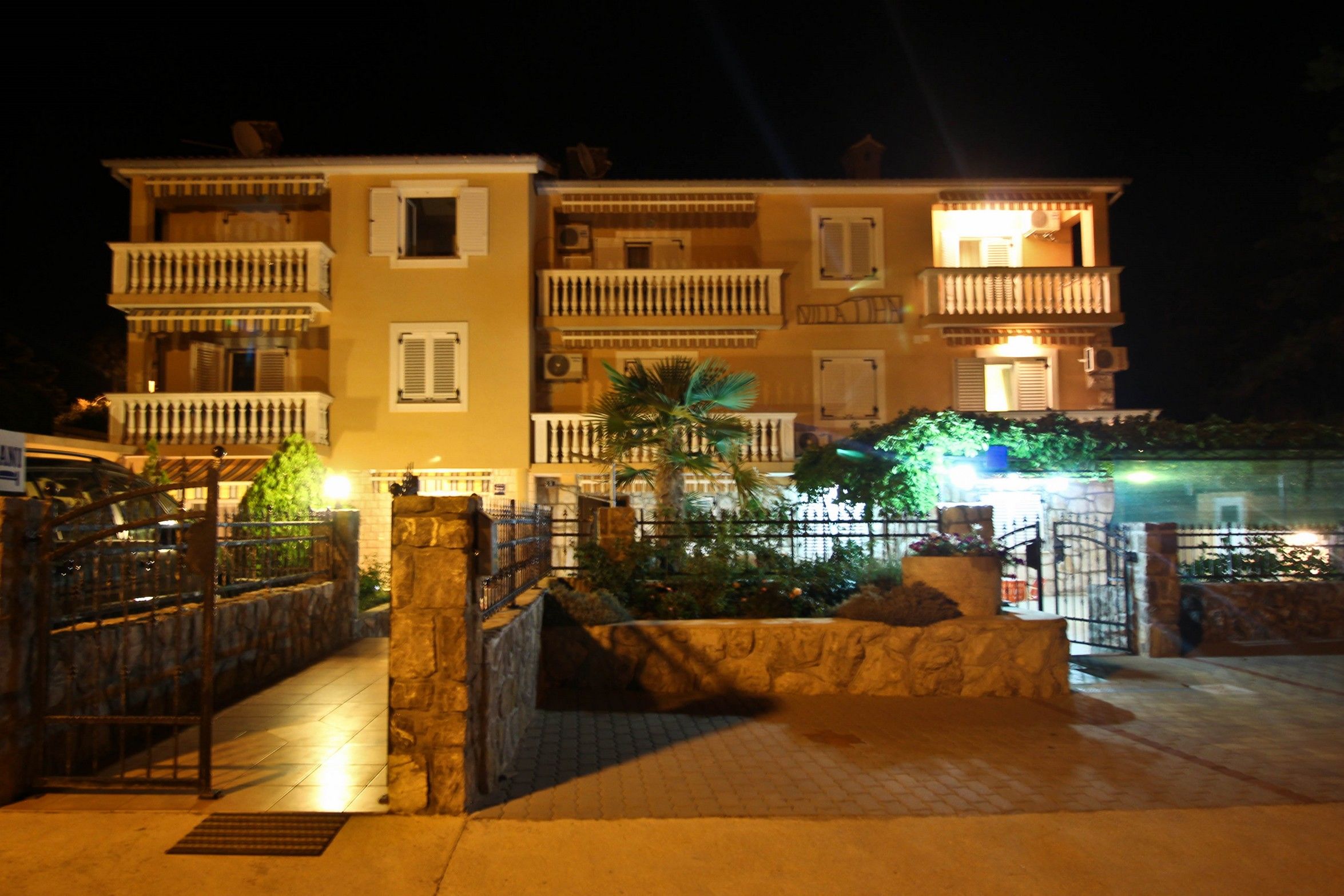 Apartments Vila TIHA LILI 63773-A1