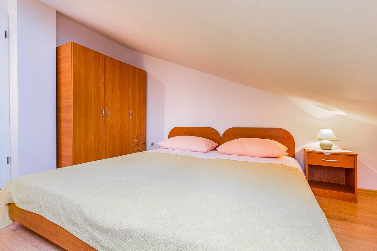 House Cukon 16136-A8