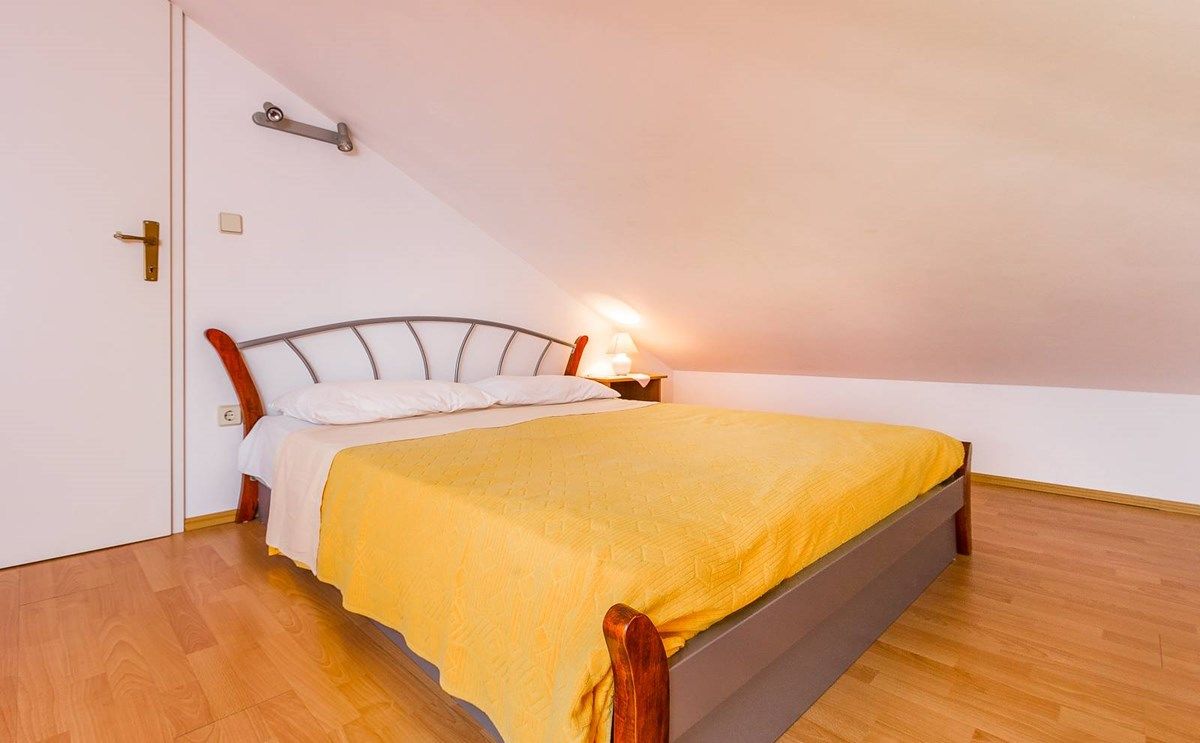 House Cukon 16136-A8