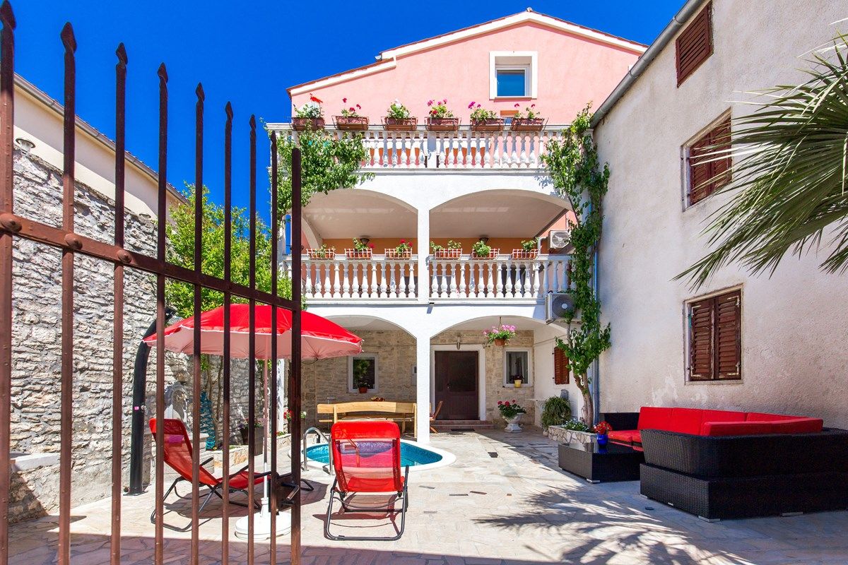 House Samia 16259-A1