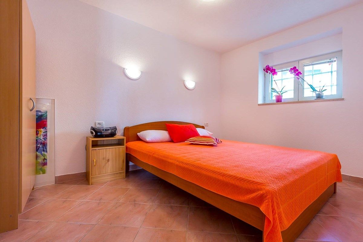House Samia 16259-A2