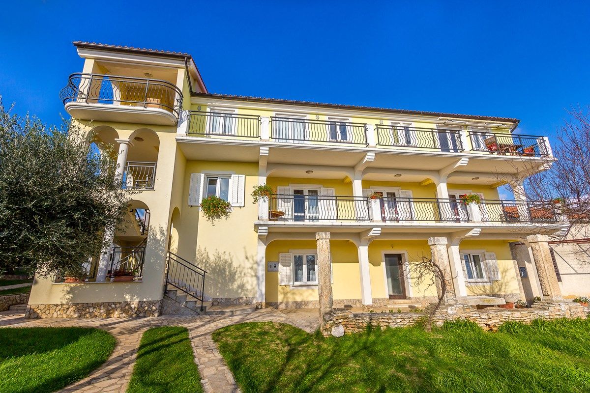 House Ivonne 73714-A2