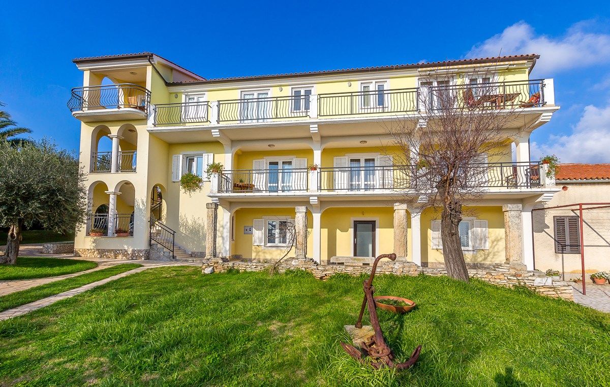 House Ivonne 73714-A2