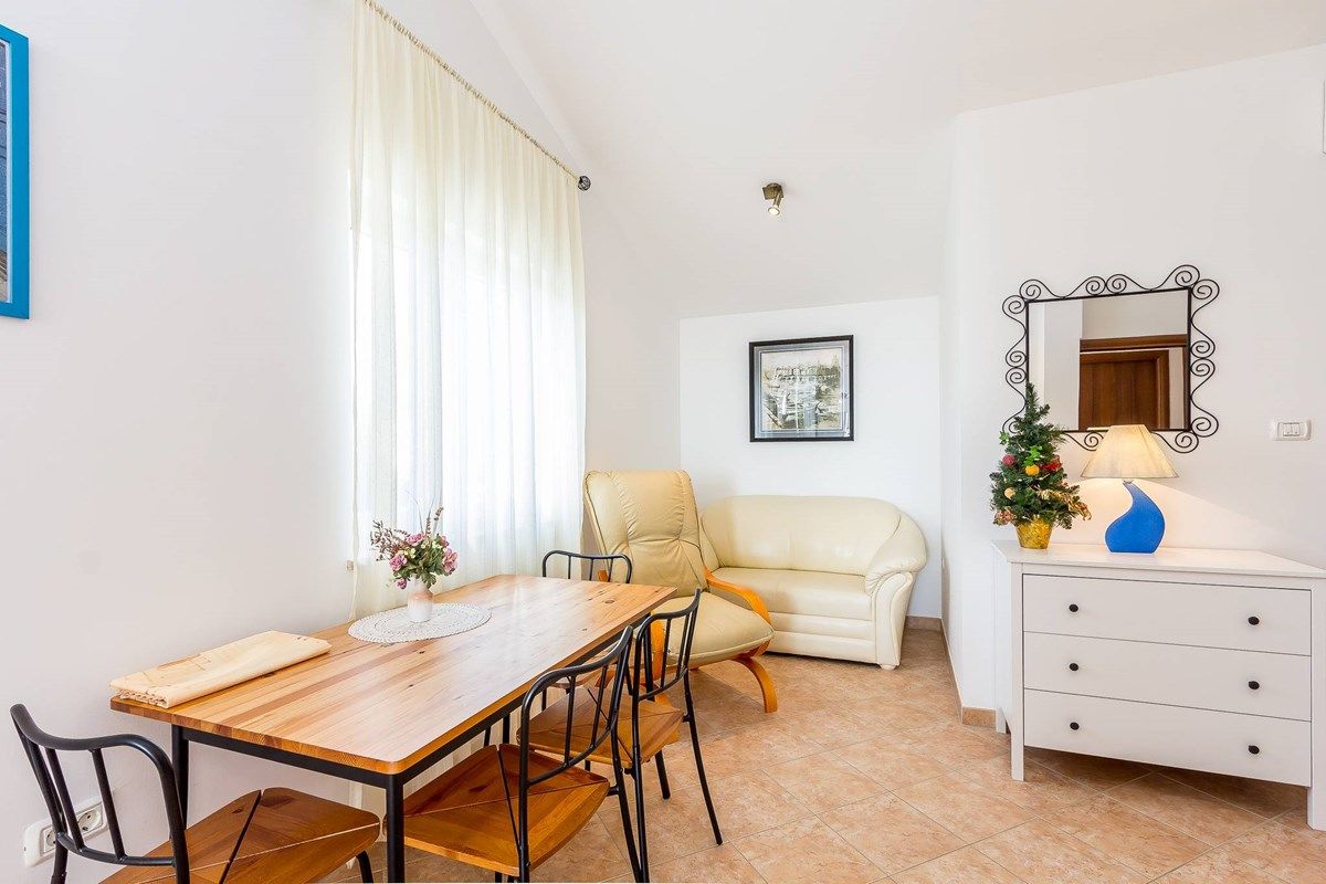 House Ivonne 73714-A1