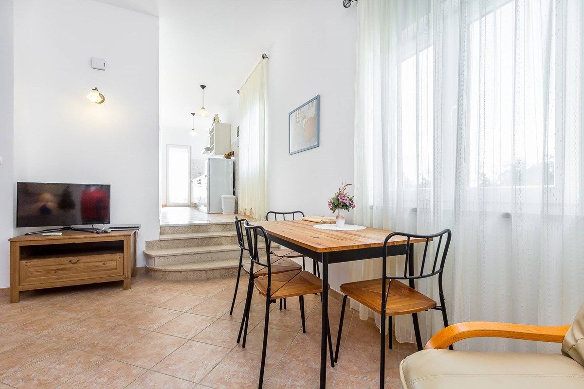 House Ivonne 73714-A1