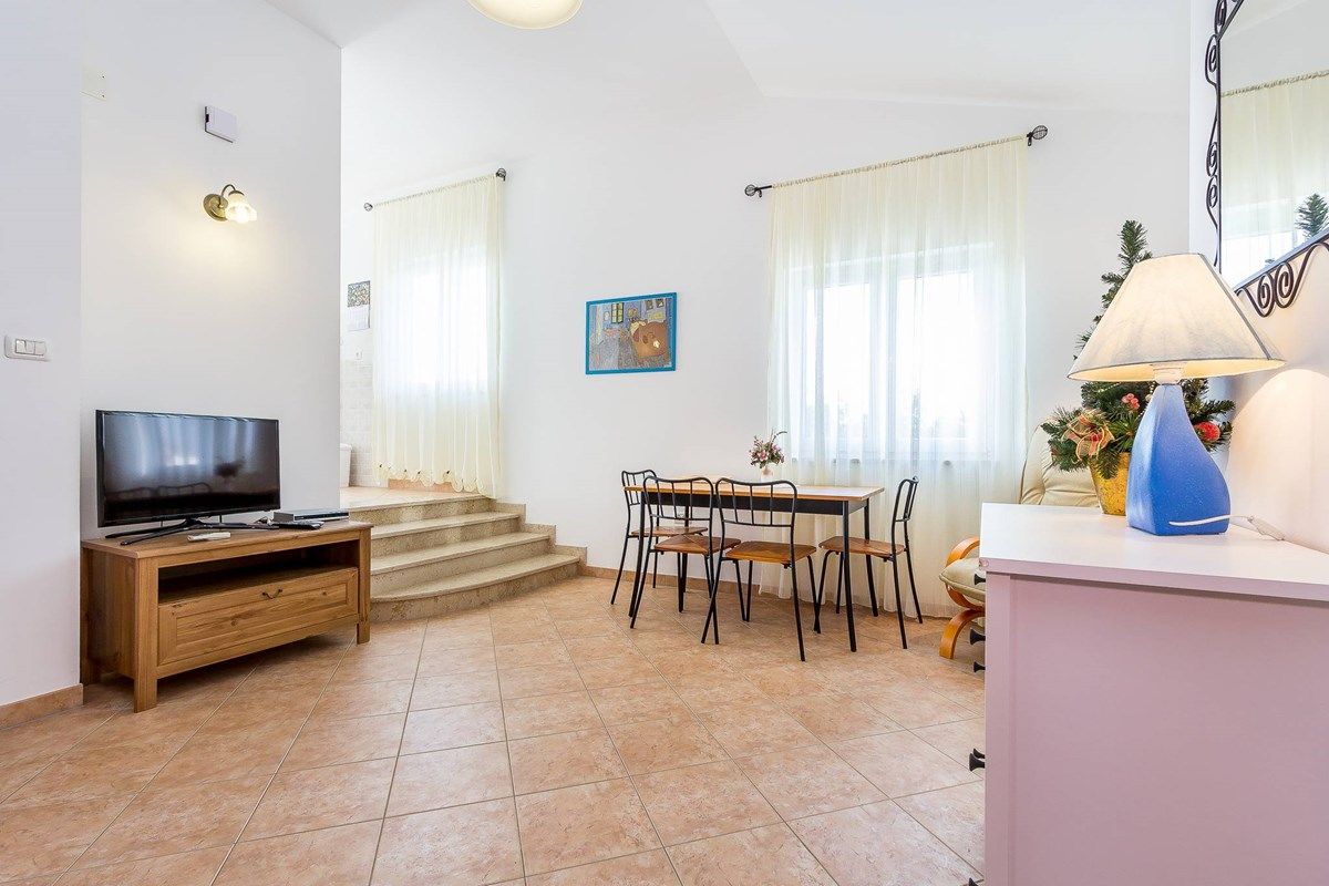 House Ivonne 73714-A1