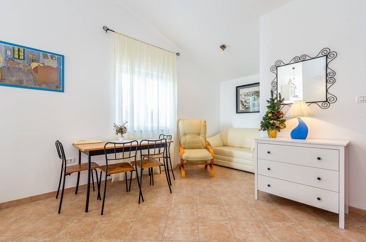 House Ivonne 73714-A1