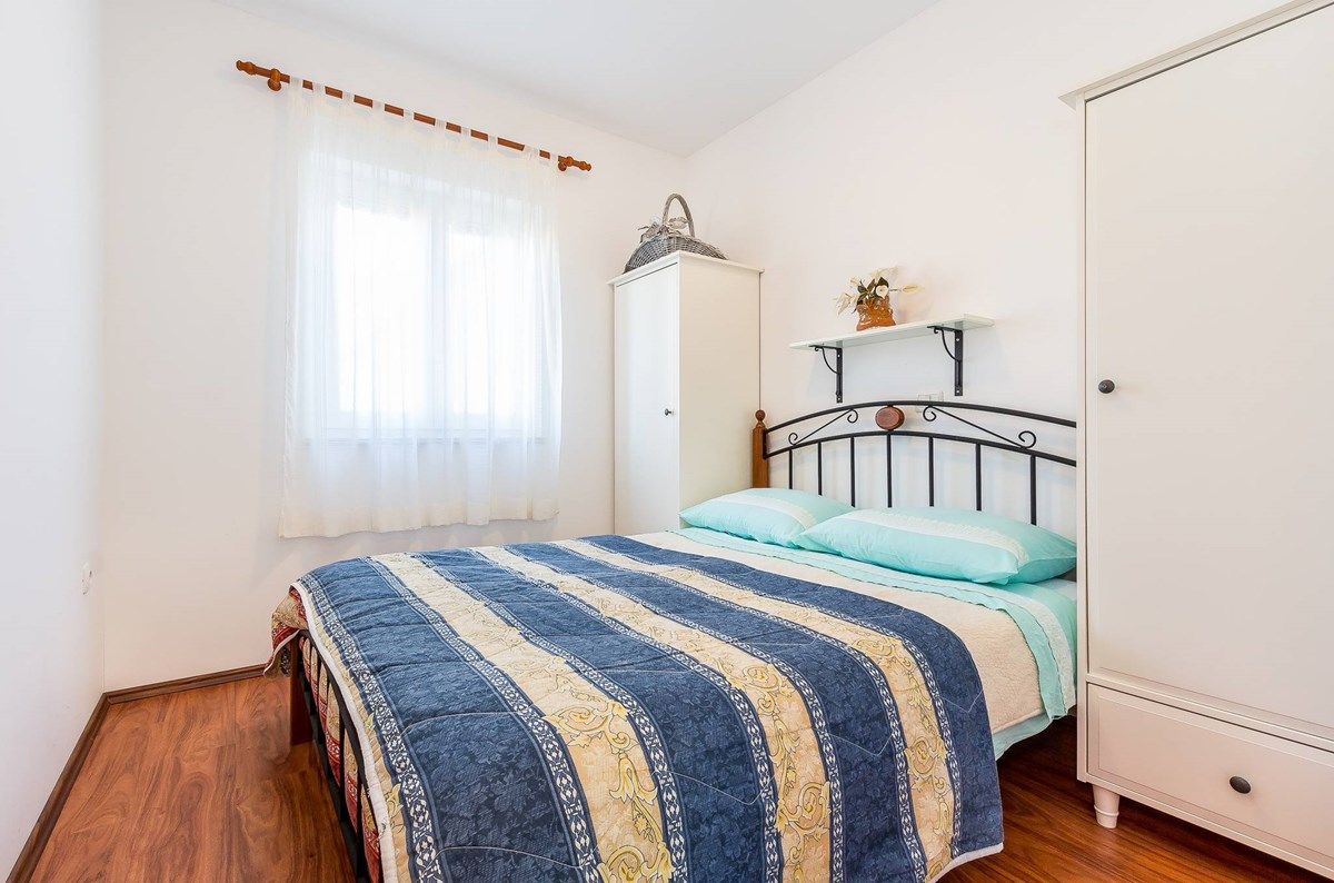 House Ivonne 73714-A1