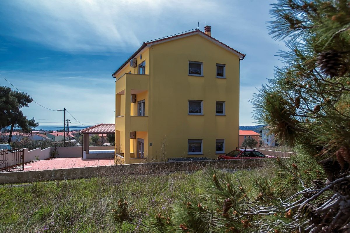 House Robert 73676-A1