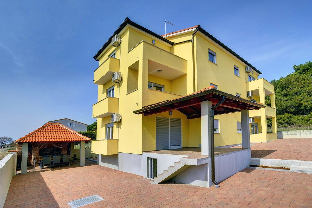 House Robert 73676-A1