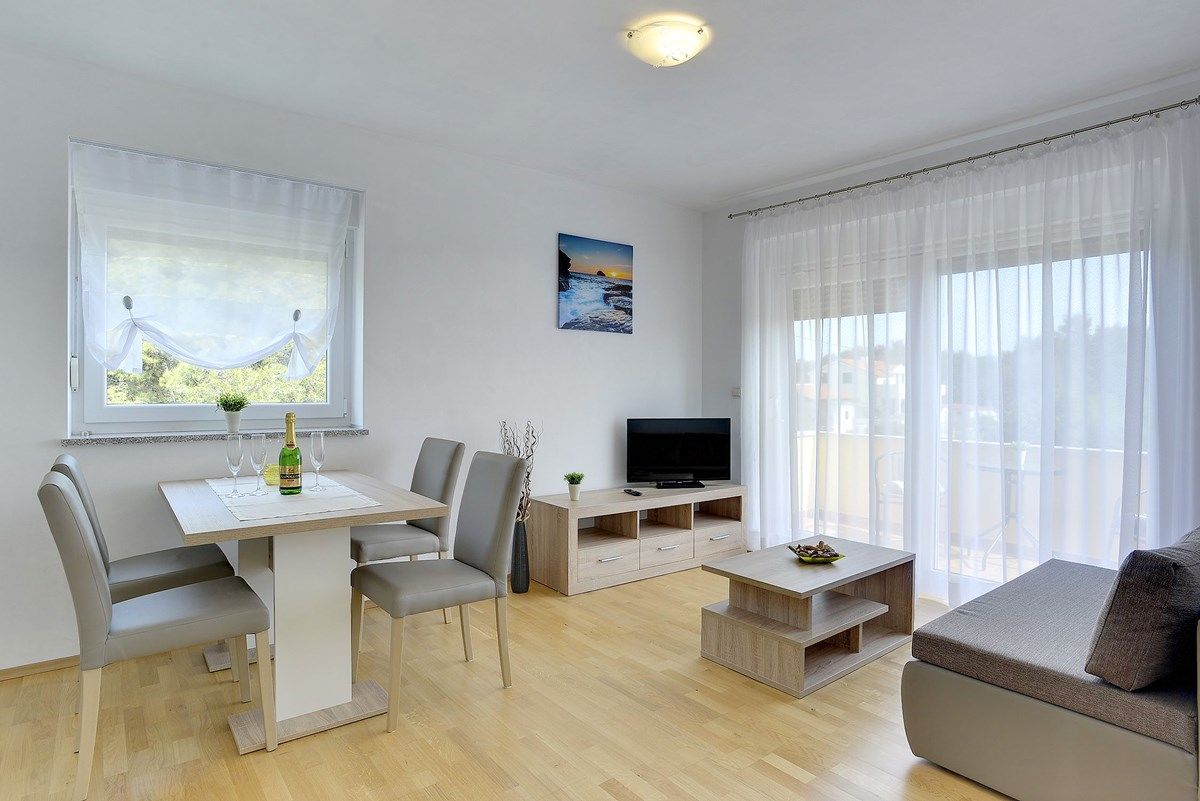 House Robert 73676-A4