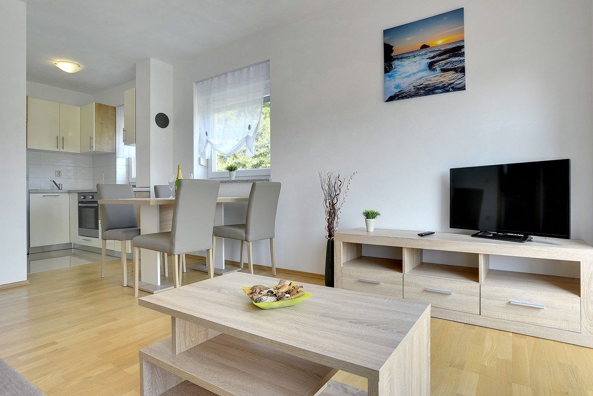 House Robert 73676-A4