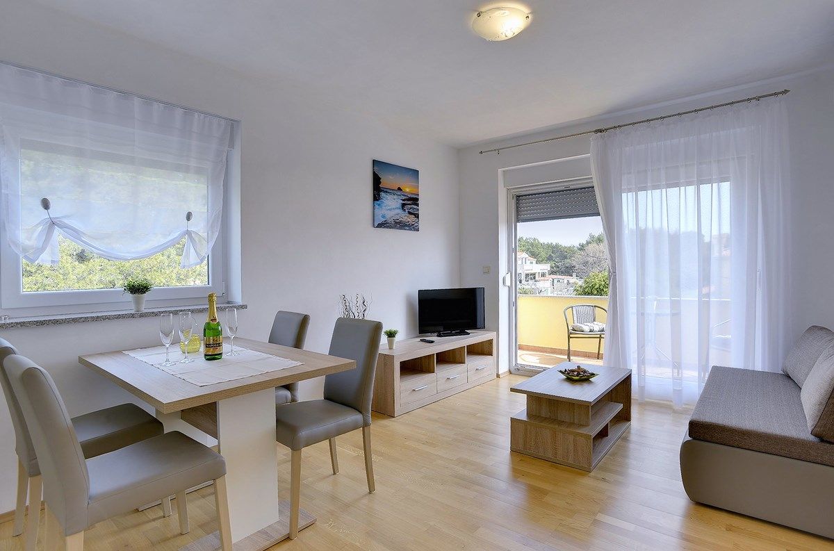 House Robert 73676-A4