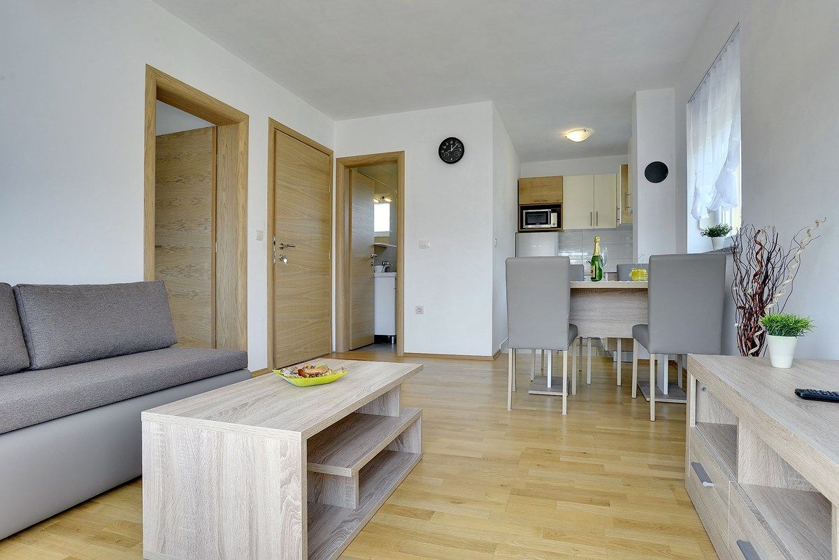 House Robert 73676-A4