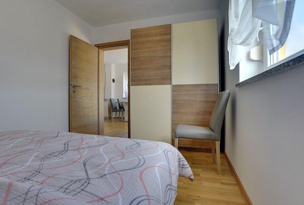 House Robert 73676-A4