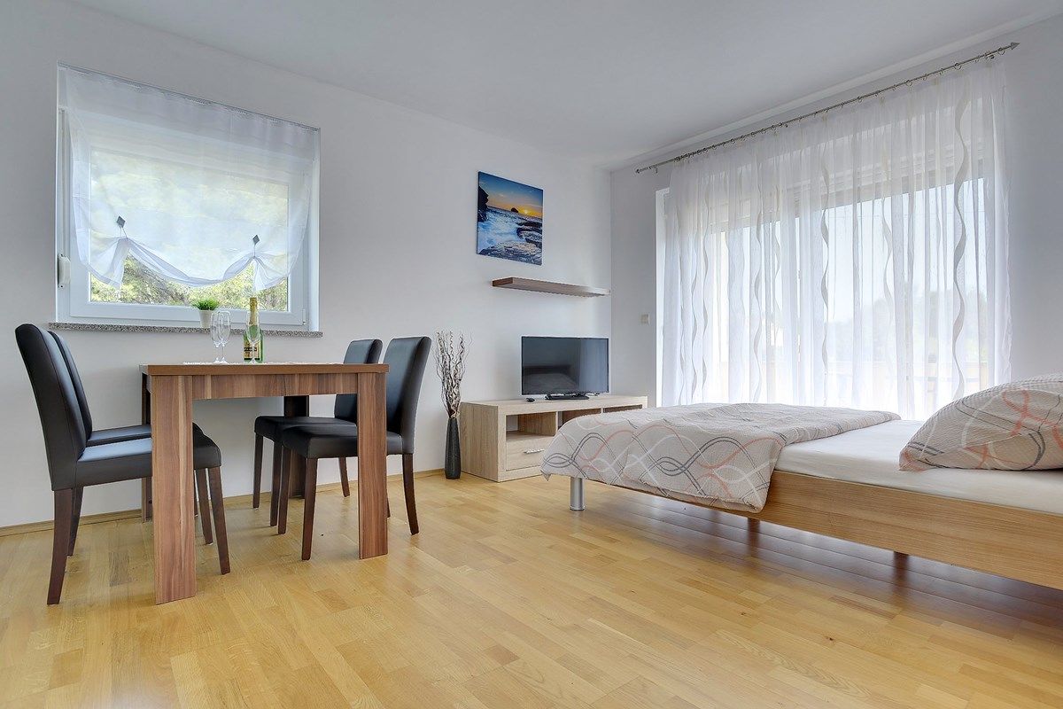 House Robert 73676-A1