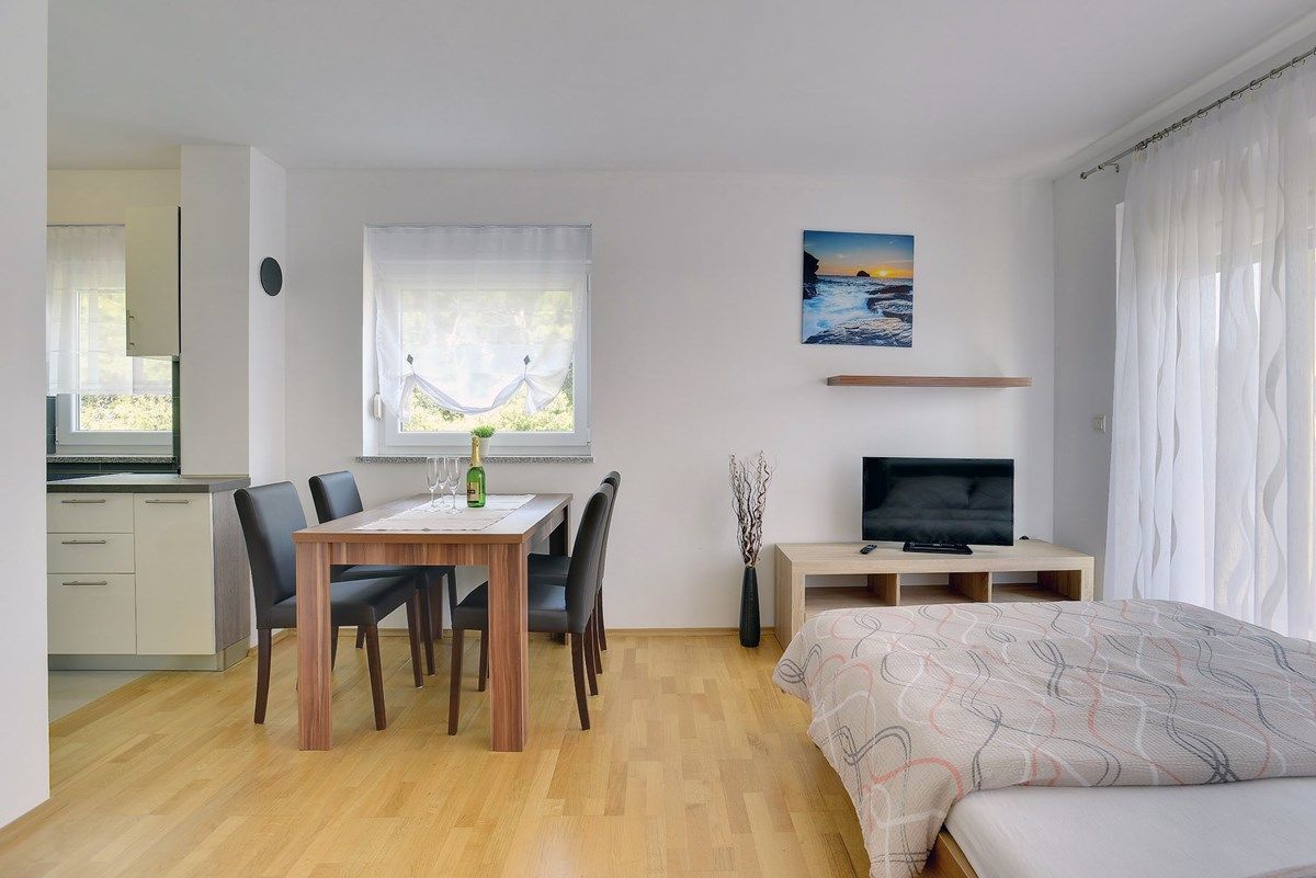 House Robert 73676-A1