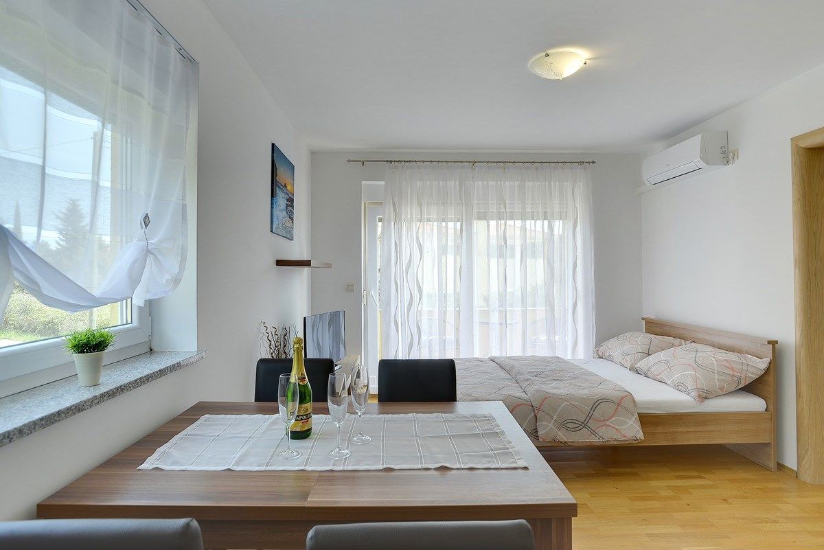 House Robert 73676-A1