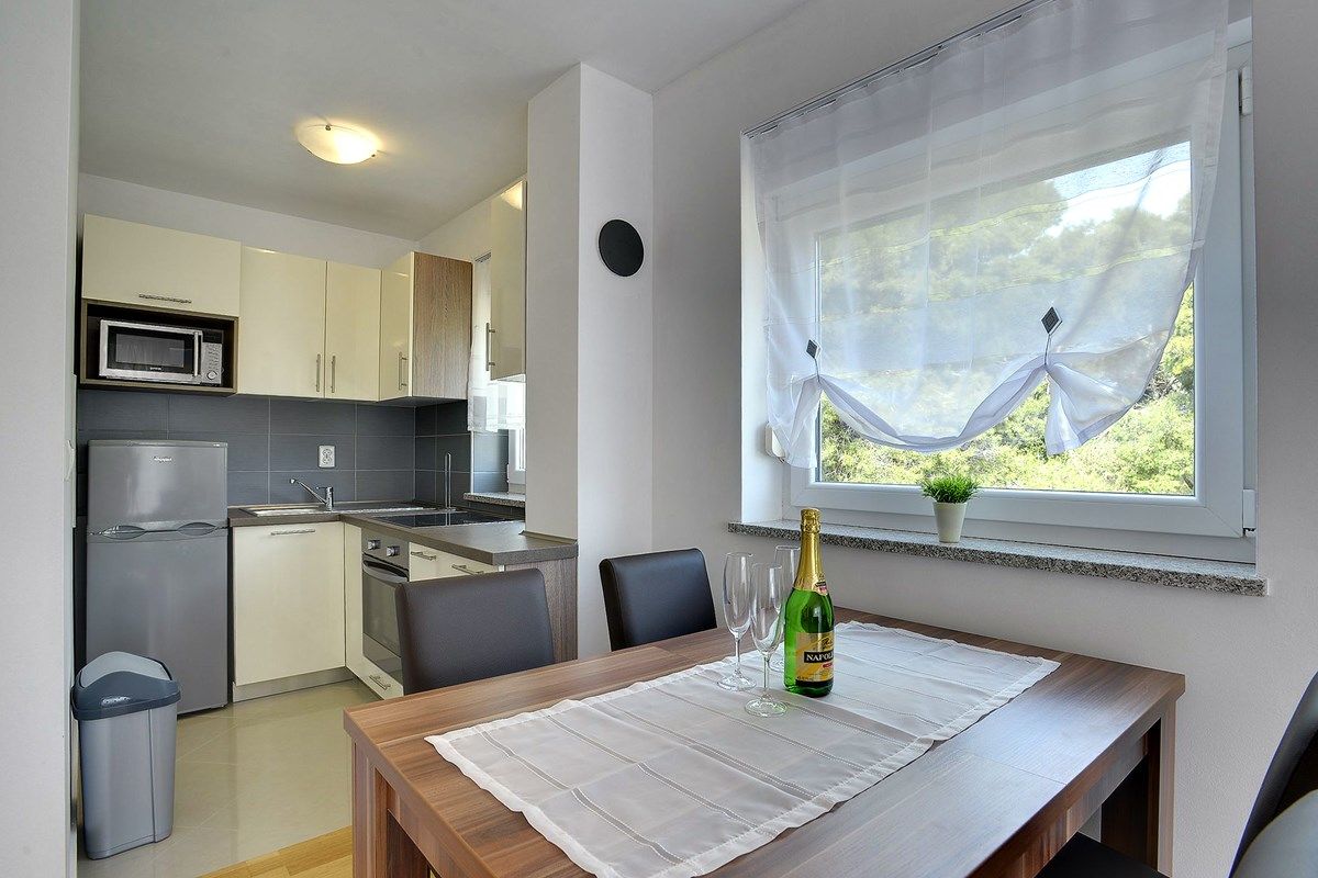 House Robert 73676-A1