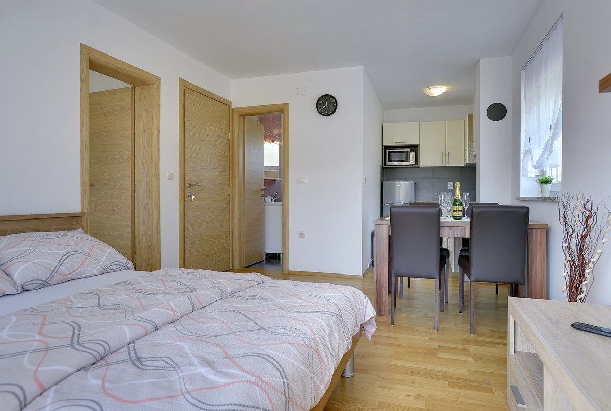 House Robert 73676-A1