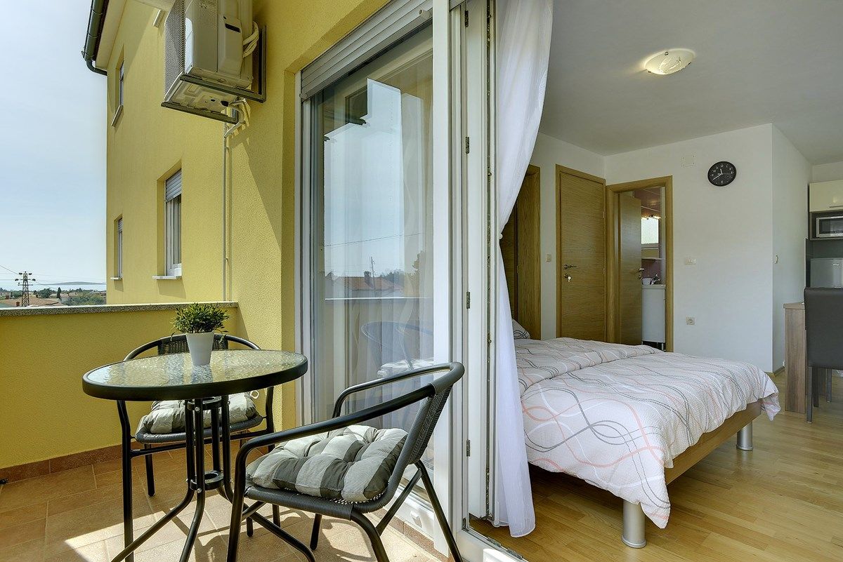 House Robert 73676-A1