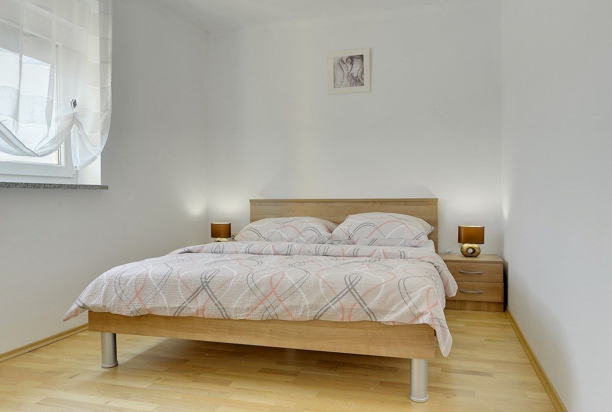 House Robert 73676-A1