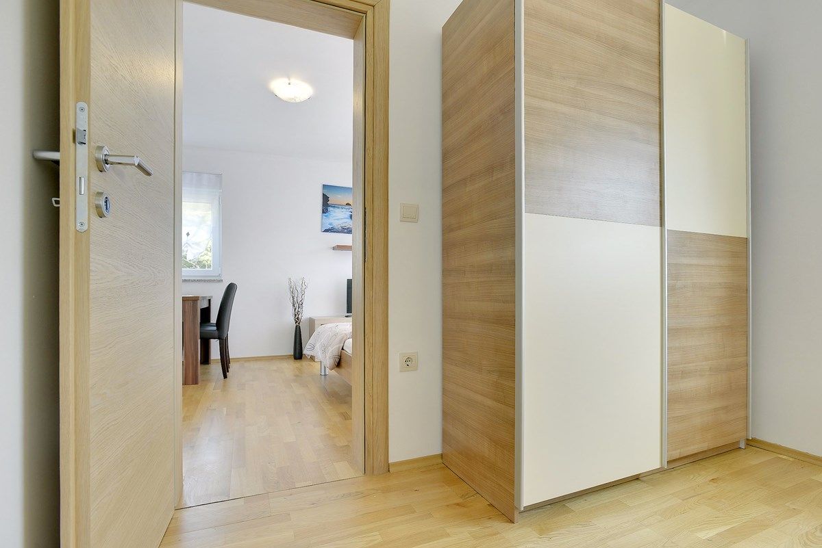 House Robert 73676-A1