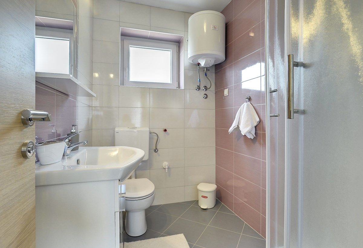 House Robert 73676-A1