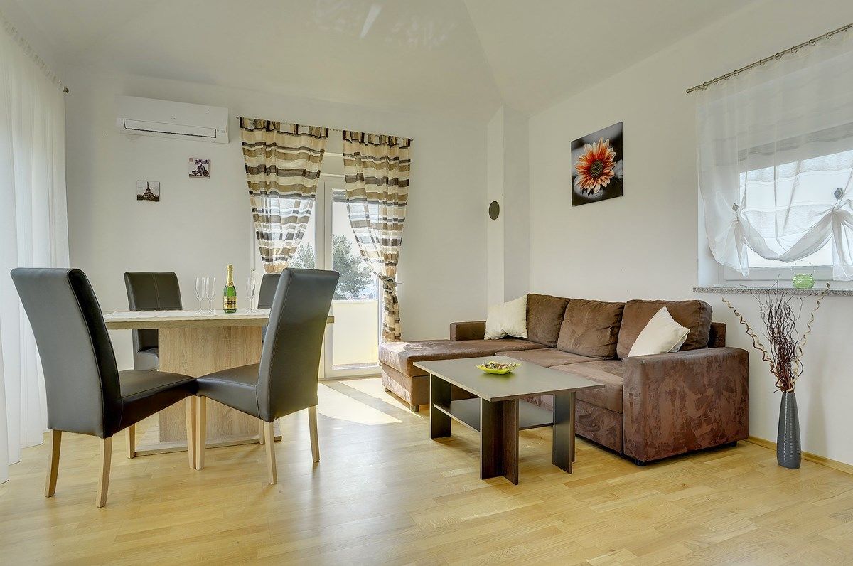 House Robert 73676-A2
