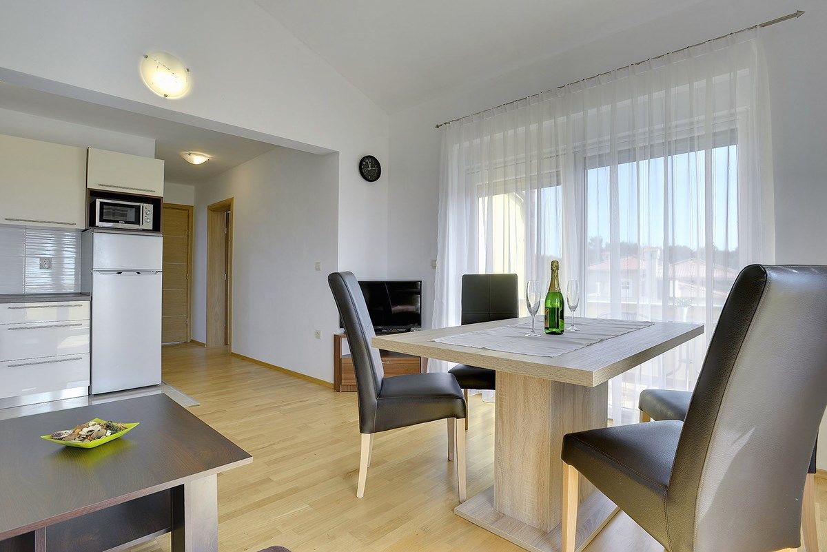 House Robert 73676-A2