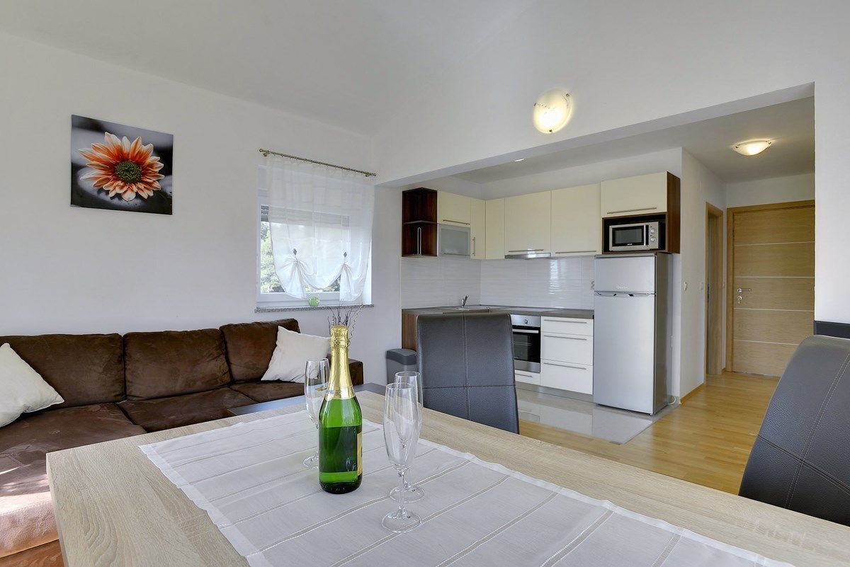 House Robert 73676-A2
