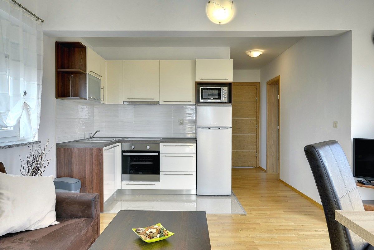 House Robert 73676-A2