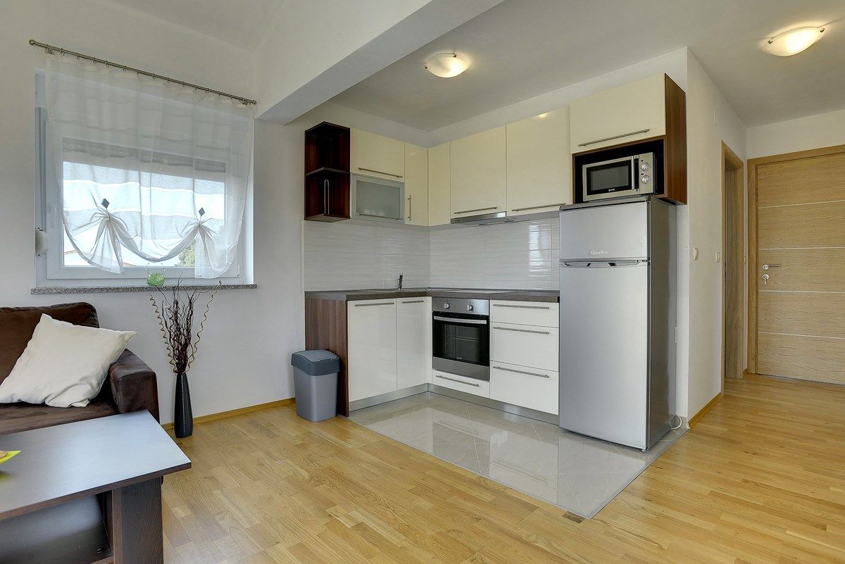 House Robert 73676-A2