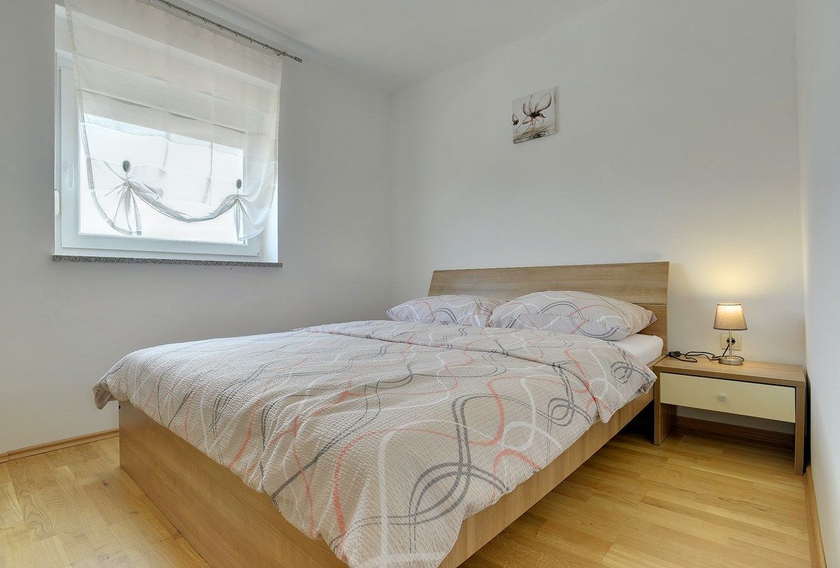 House Robert 73676-A2