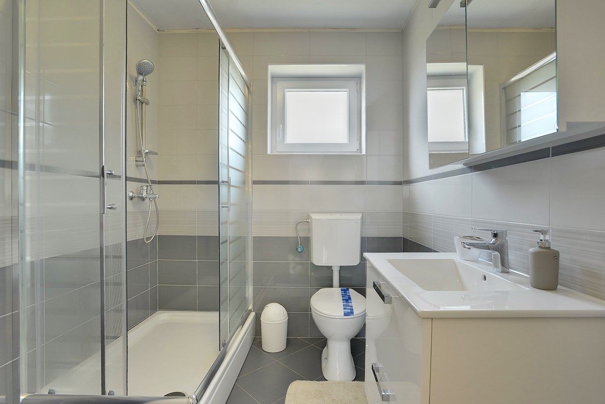 House Robert 73676-A2