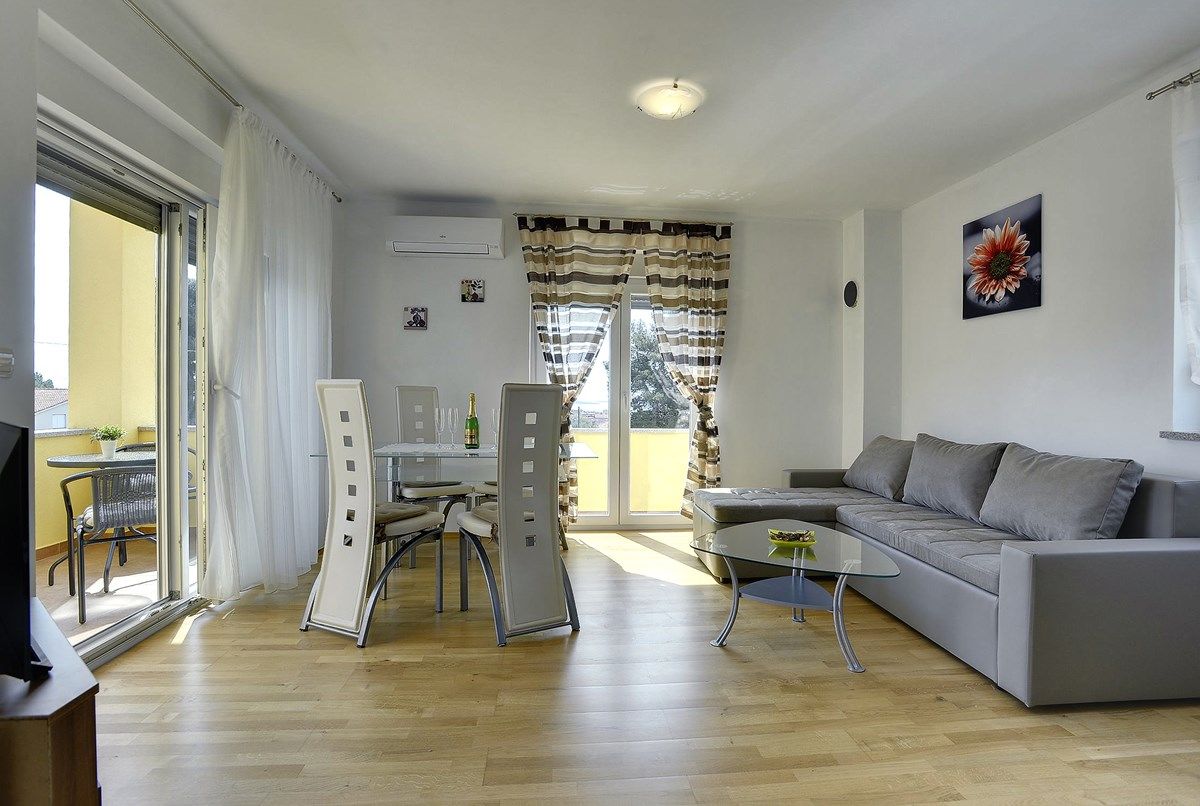 House Robert 73676-A5