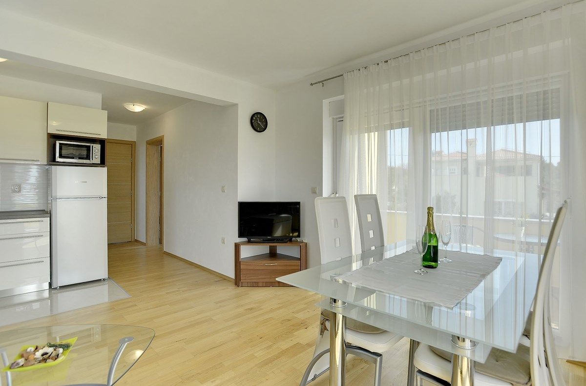 House Robert 73676-A5