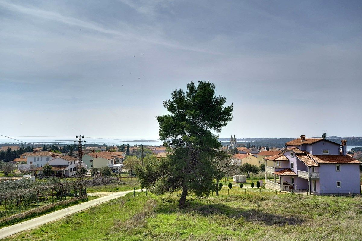 House Robert 73676-A5