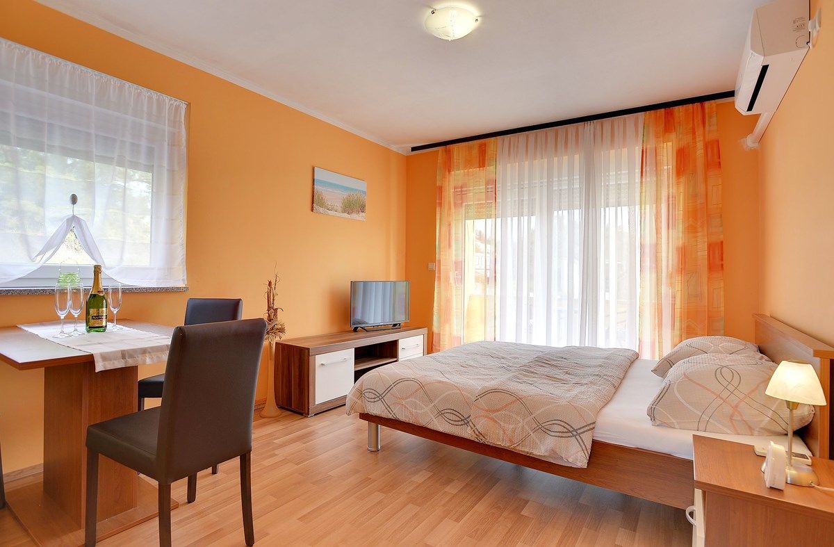 House Robert 73676-A3