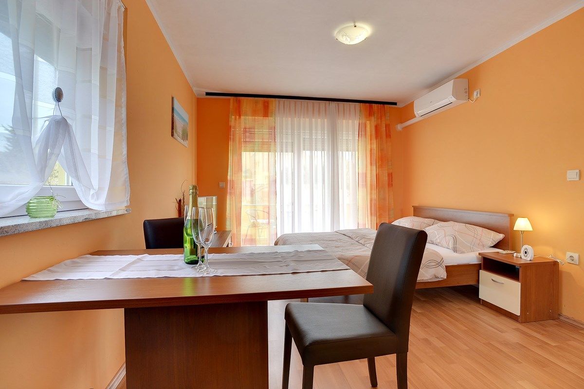 House Robert 73676-A3