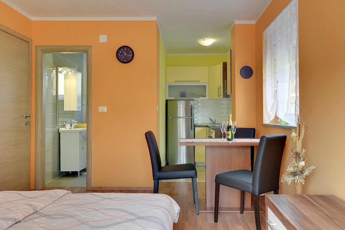 House Robert 73676-A3