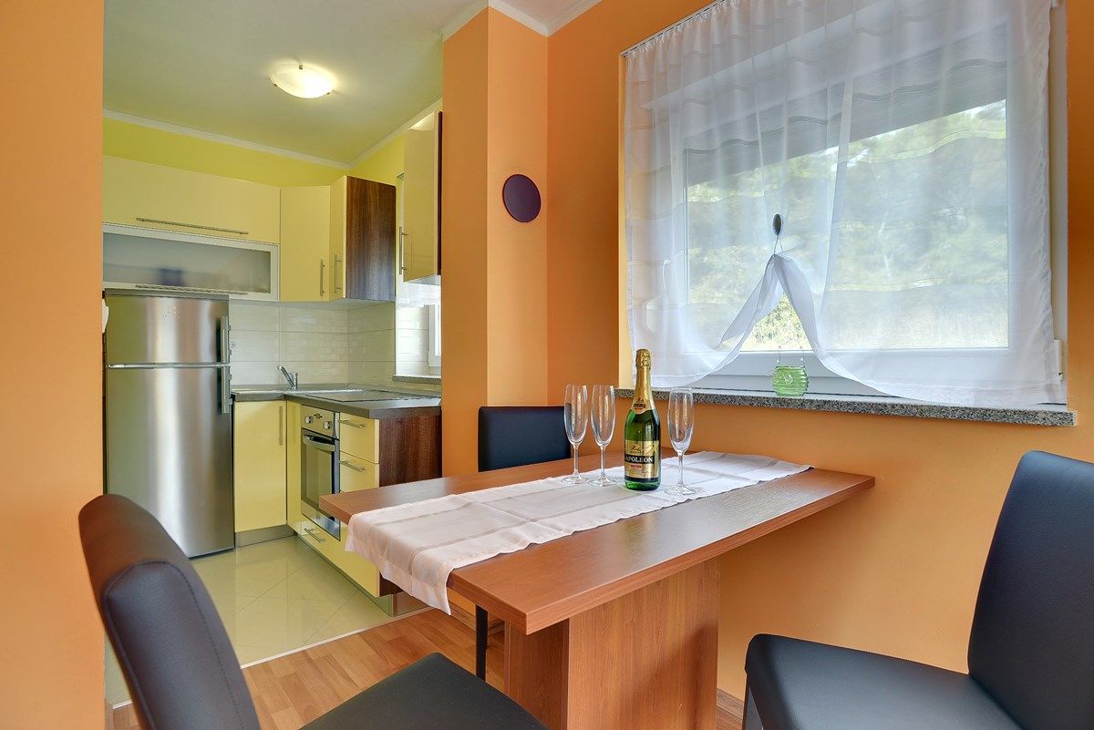 House Robert 73676-A3