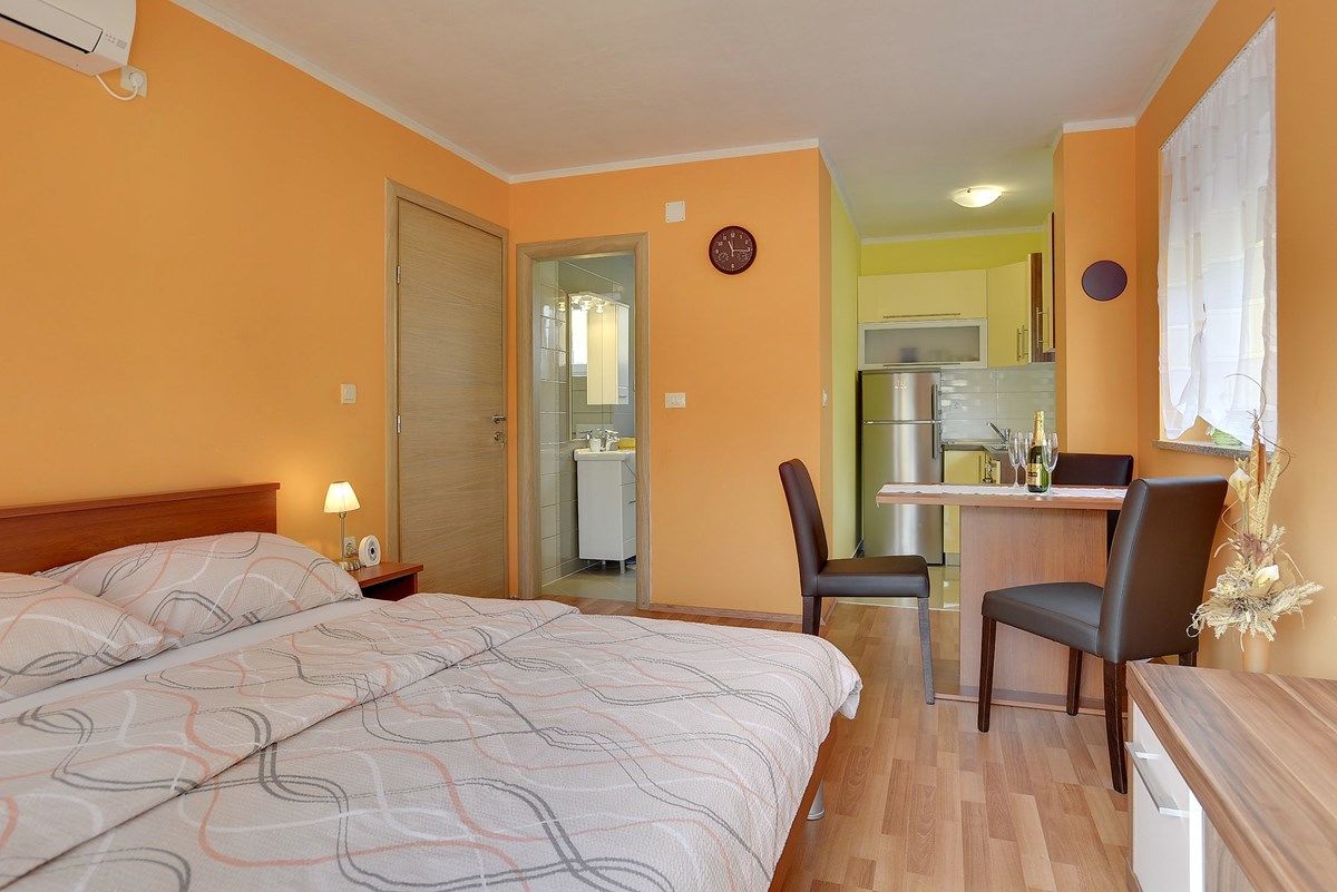 House Robert 73676-A3