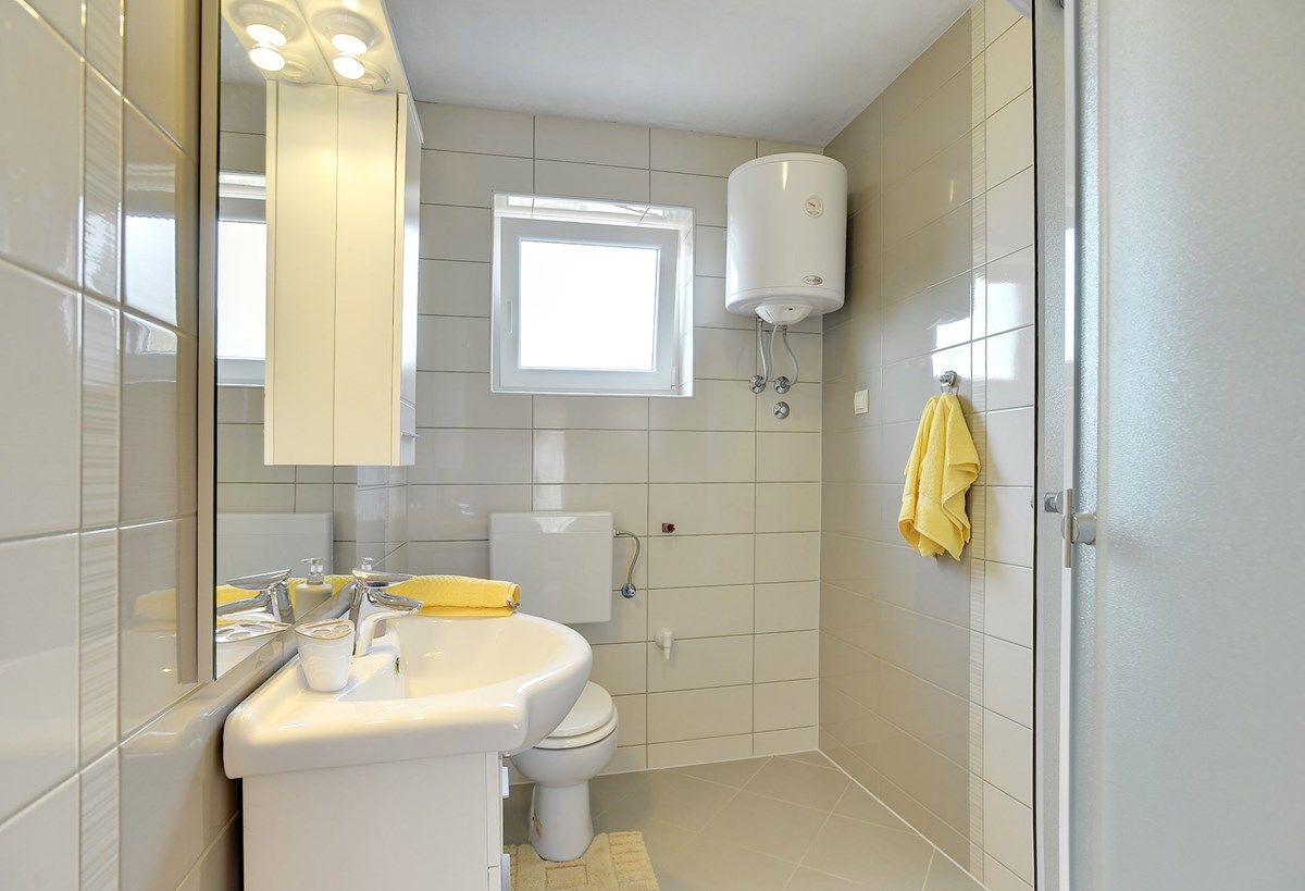 House Robert 73676-A3