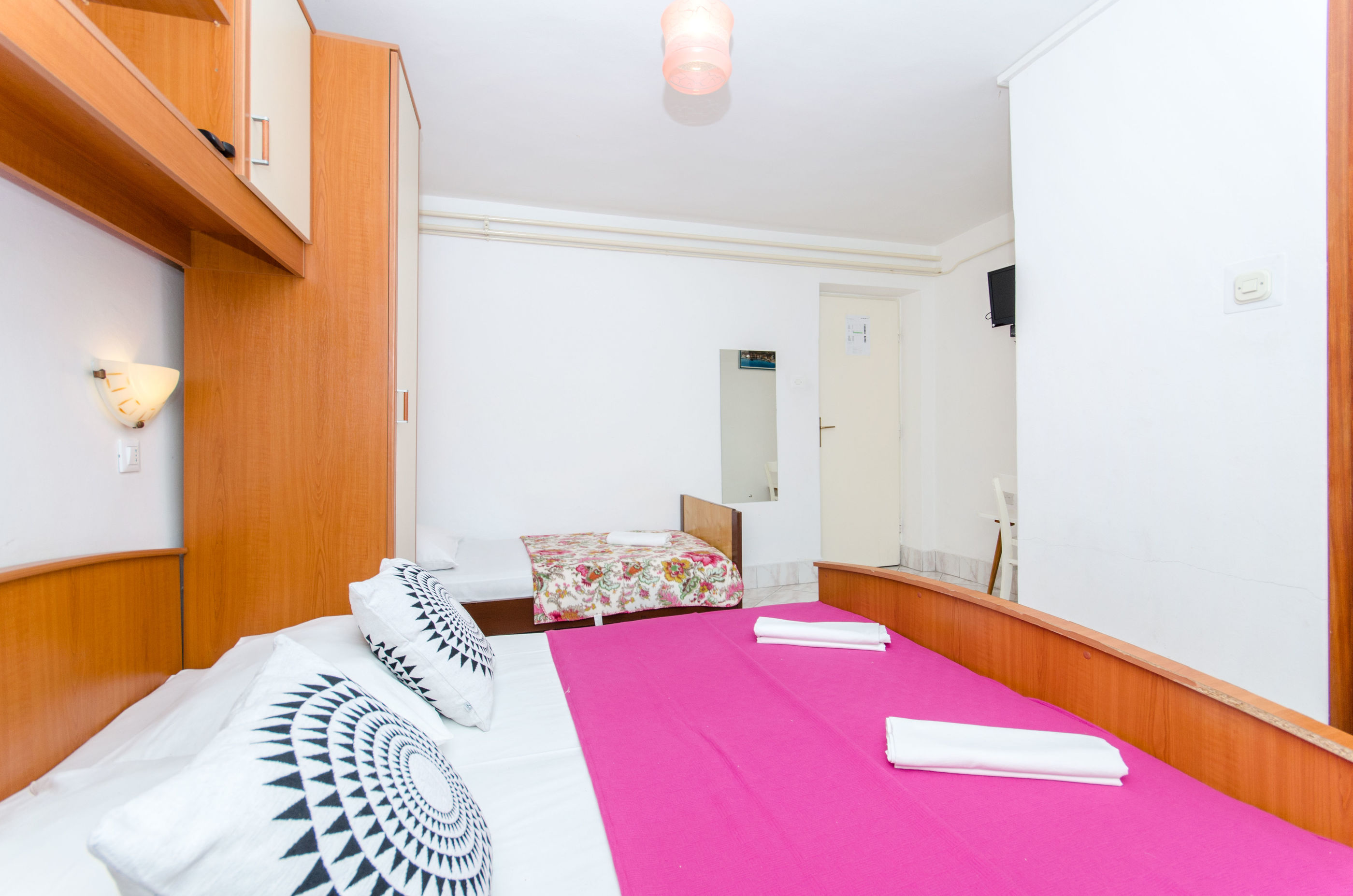 Apartment and Rooms Ivan 45191-S2